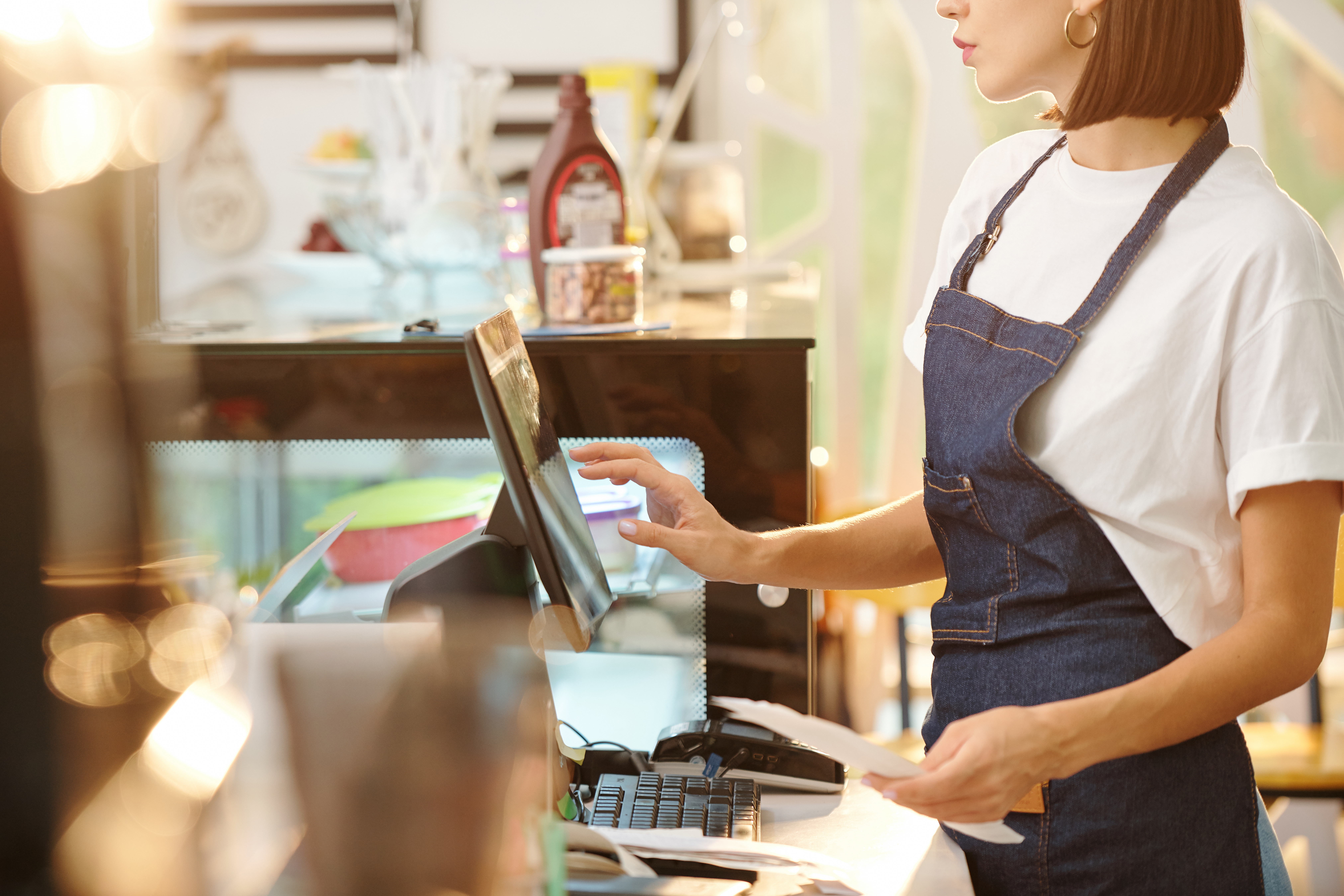 【販売職】店舗での販売接客や、WEB通販などをお任せします👚沖縄の伝統と自然をまとう「かりゆしウェア」や、ユニフォーム・学生服などを取り扱うアパレル企業/語学力を活かす/外国籍の方の採用実績あり!